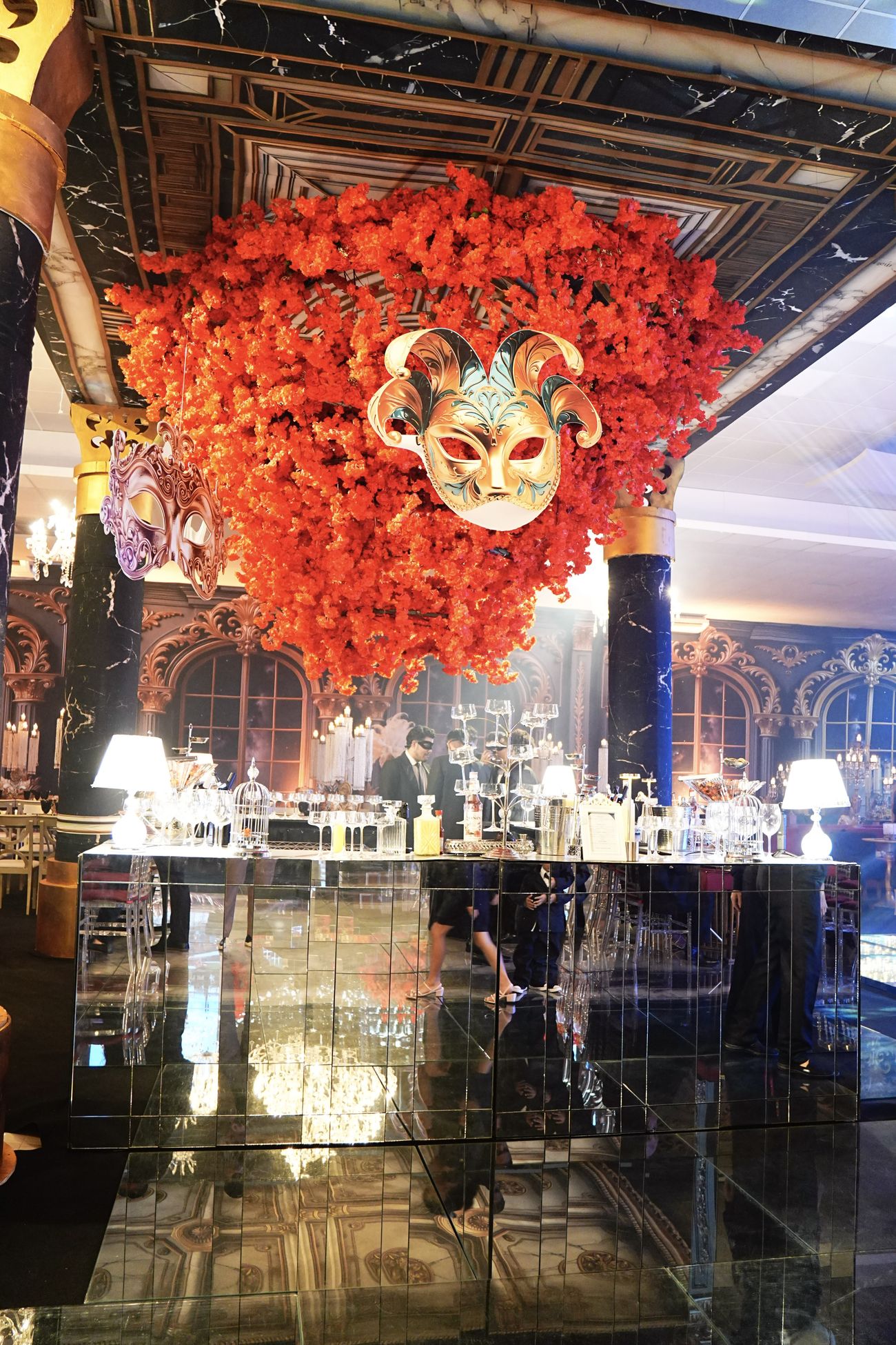 Bancada espelhada da New Fênix Drinks montada no formato 360 graus, no centro do salão