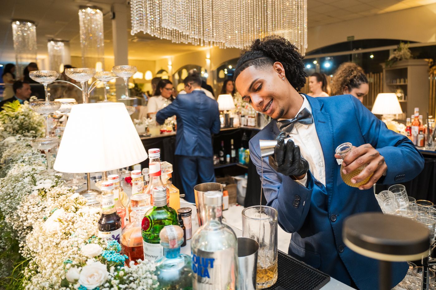 Bartender da New Fênix Drinks preparando um drink durante o evento