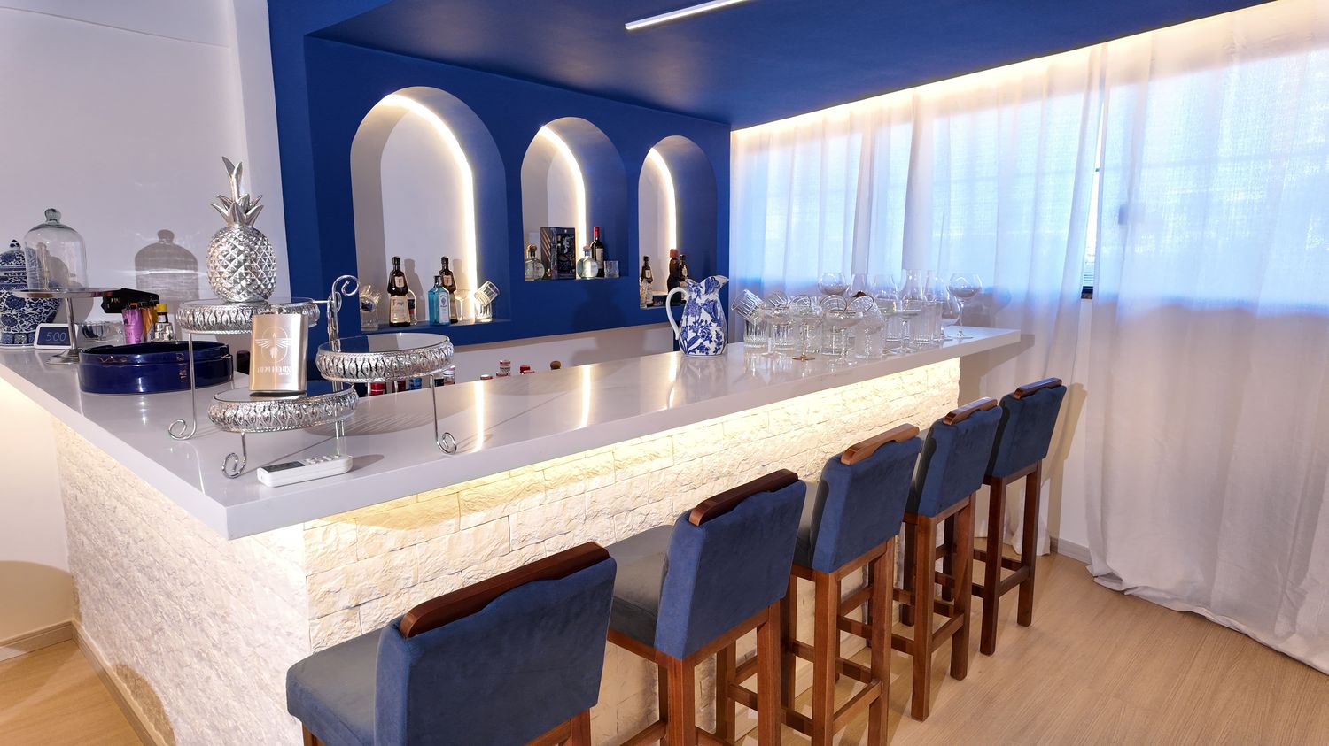 O bar do escritório, onde as degustações acontecem