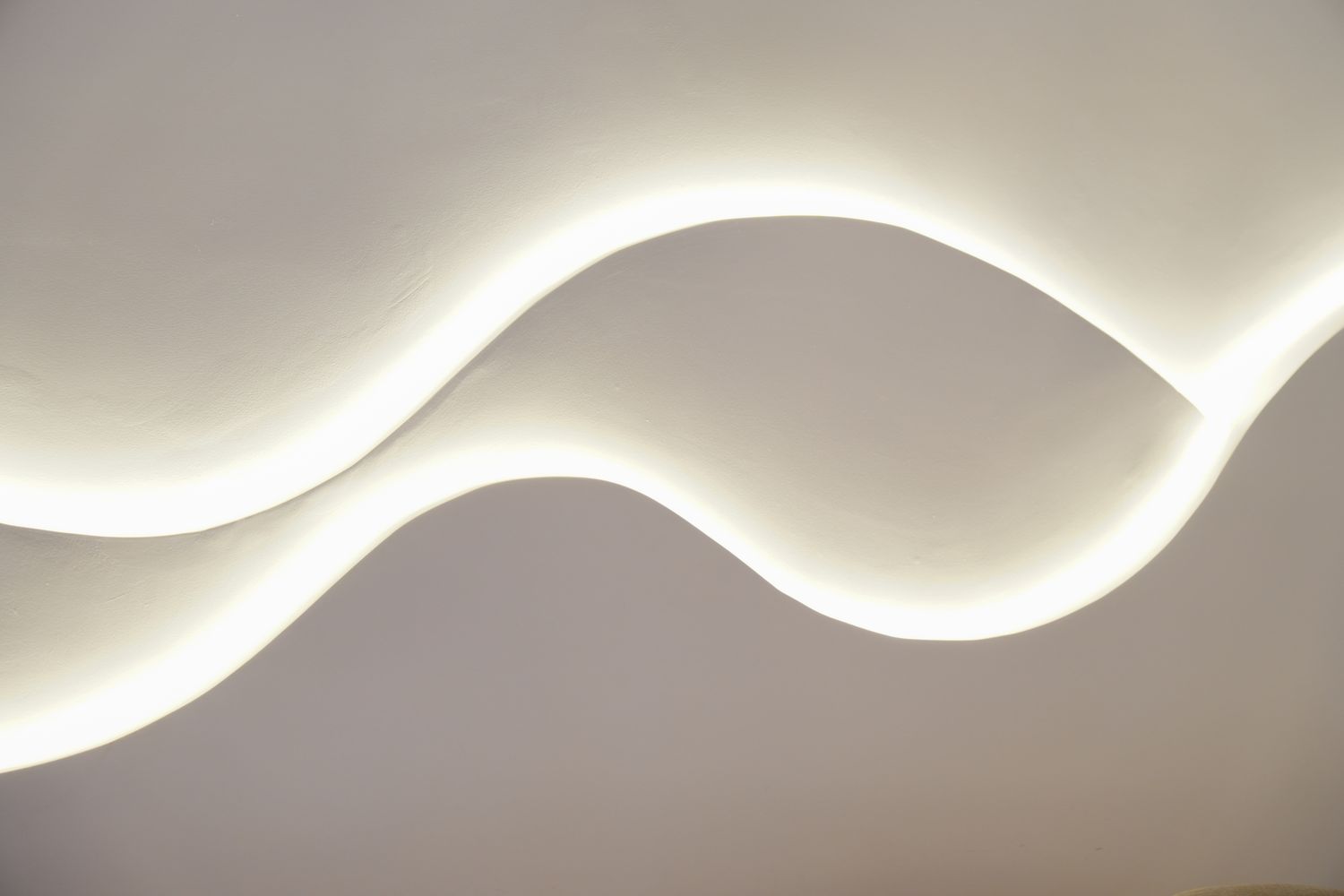 Detalhe do forro curvo com iluminação embutida